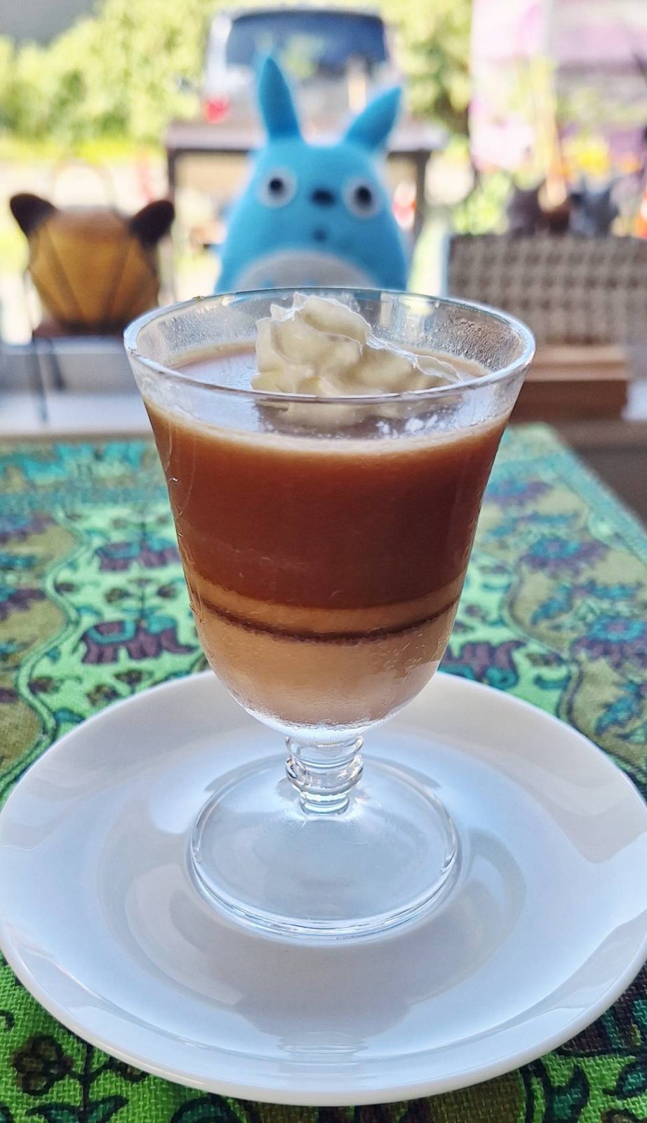生クリームをのせた紅茶のゼリー