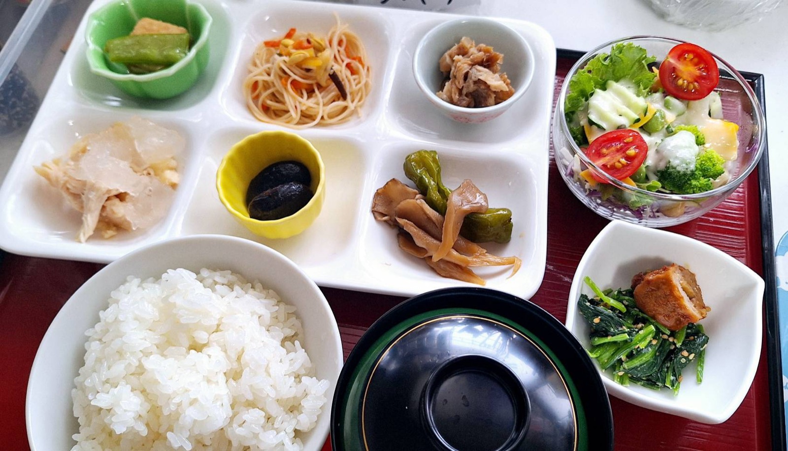 ご飯と小鉢が並んだ定食