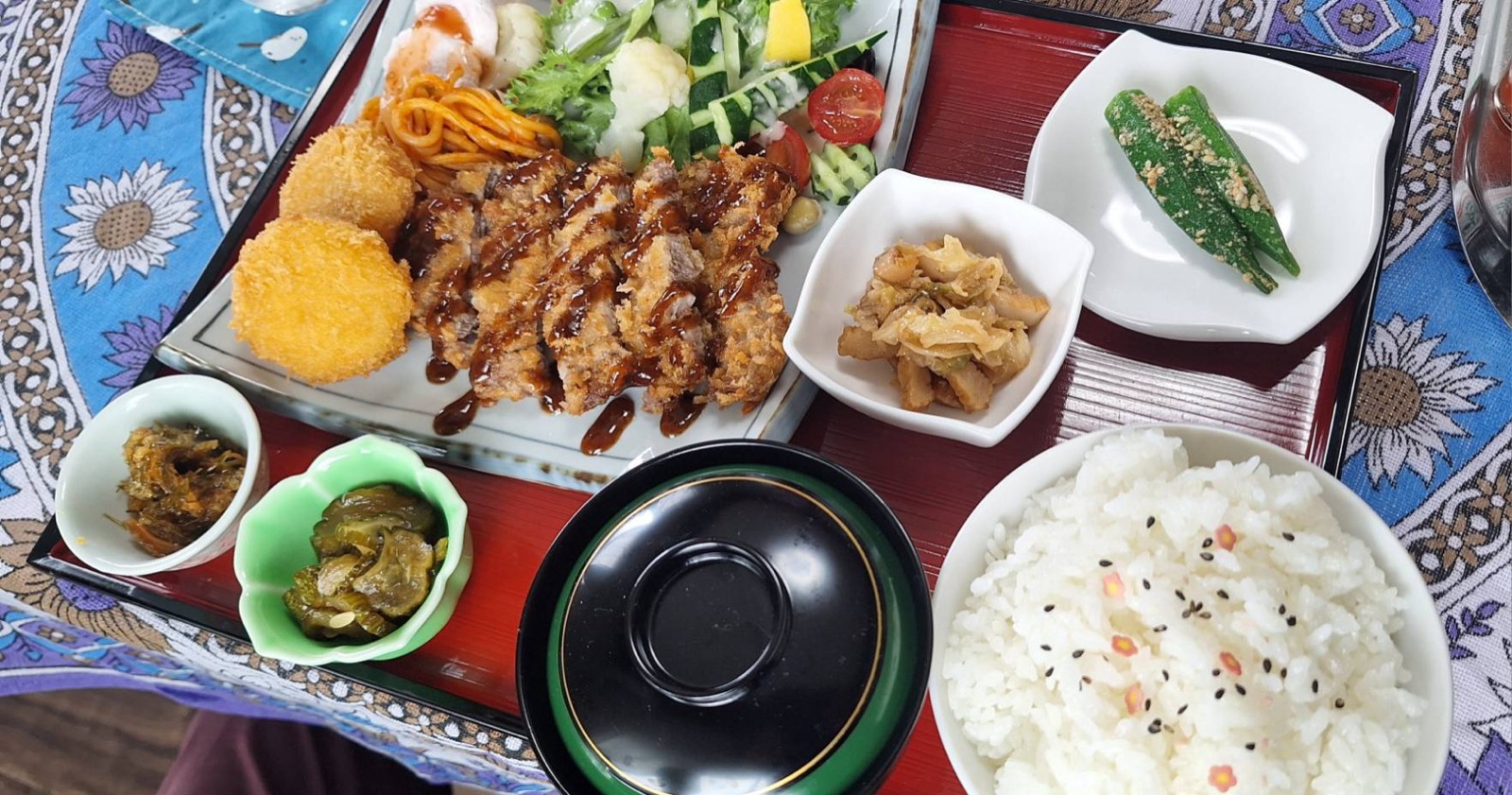 とんかつに小さなコロッケ、焼きそば、サラダを添えたボリューム満点の定食