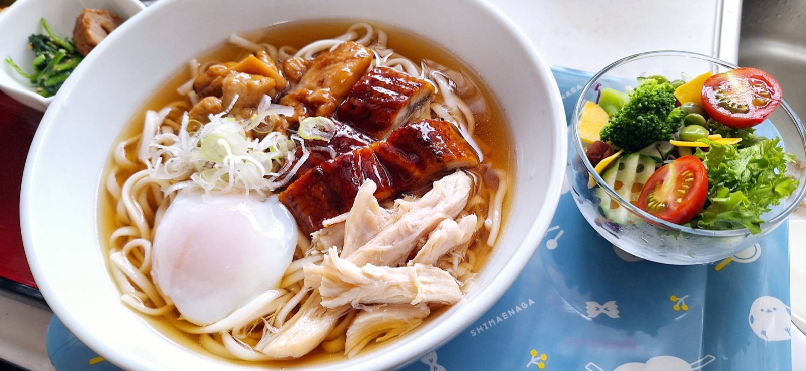 温玉とうなぎをのせたうどん、サラダ添え