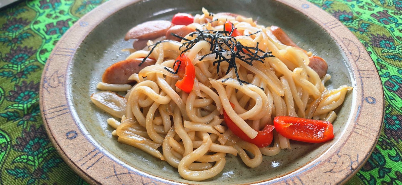 ソーセージとパプリカ、海苔をのせたカレー味の焼きうどん